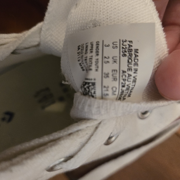Converse - Picture 3 of 4